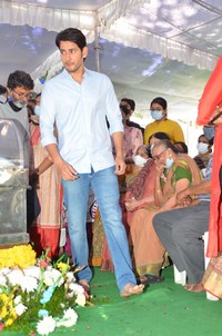 Mahesh Babu Pays Last Respcets to Sirivennela Sitaramasastri